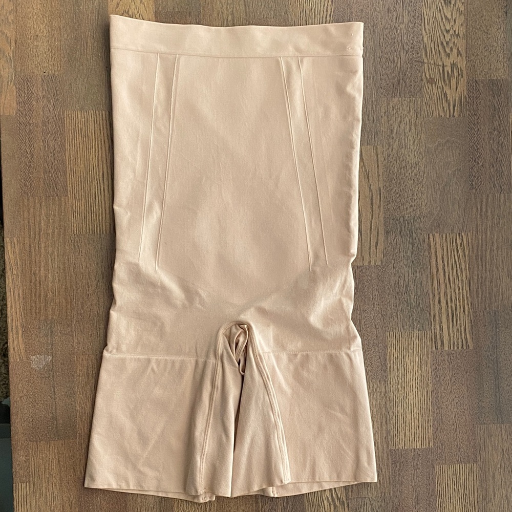SPANX Sculpt OnCore High-Waisted Mid-Thigh Shorts Size Small